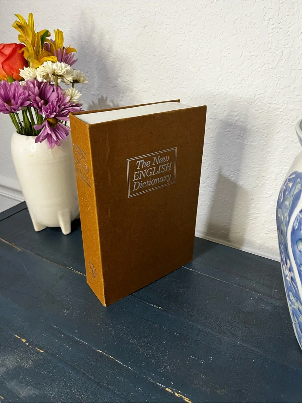 The New English Dictionary - Brown Hardcover Reference Book Lock Box! With key 🔑